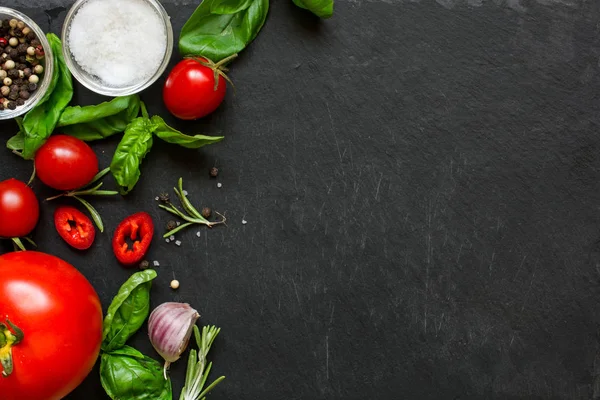 kavram aşçı iş sebze, baharatlar ve otlar koyu arka plan üzerinde.