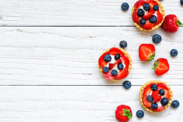 Frische Beerenkuchen mit Erdbeere und Blaubeere mit frischen Beeren — Stockfoto