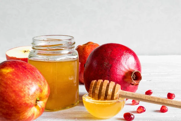 Madu, apel dan delima. makanan tradisional untuk Tahun Baru Yahudi — Stok Foto