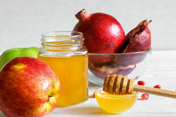 Tatlım, elma ve nar. geleneksel gıda için rosh hashanah — Stok fotoğraf
