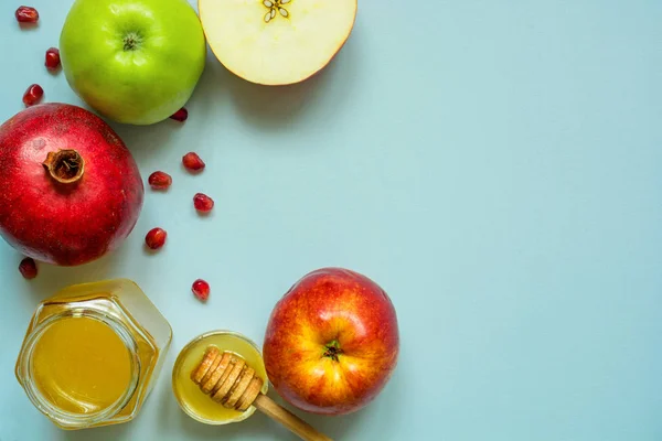 Madu, apel dan delima. makanan tradisional untuk Yahudi Tahun Baru Holiday, Rosh Hashana — Stok Foto