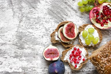 Sağlıklı kahvaltı tost. Kepekli ekmek dilimleri krem Che