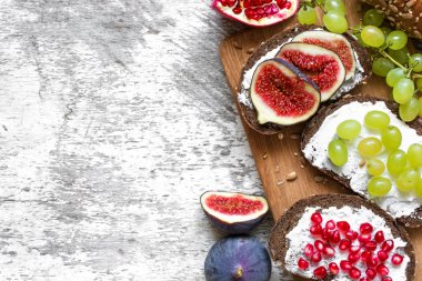 Sağlıklı kahvaltı tost. Kepekli ekmek dilimleri krem Che