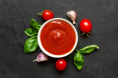 Domates ketçap sos baharat, ot ve kiraz domates ile bir kase içinde