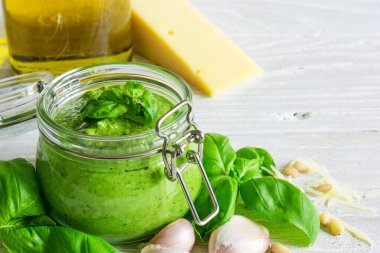 ev yapımı pesto sos çam fıstığı, parmesan ve sarımsak bir kavanoza