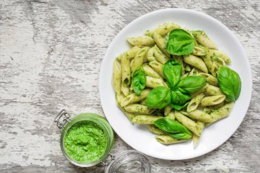 fesleğen pesto ve otlar ile Penne makarna