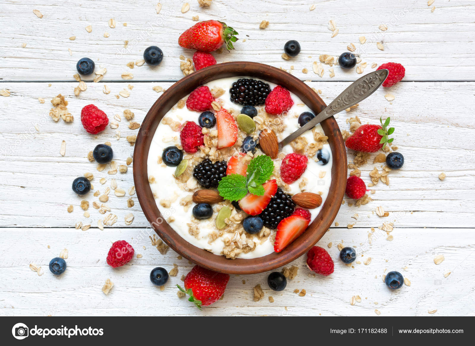 Schüssel Haferflocken mit Joghurt, frischen Himbeeren, Blaubeeren ...