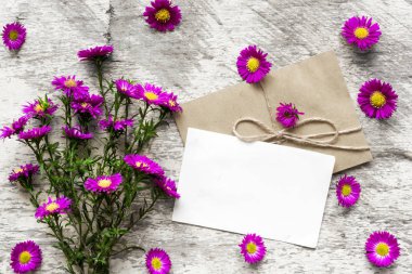 pembe çiçekler buket ve zarf boş beyaz tebrik kartı