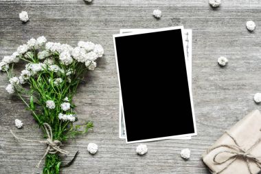resminizi koymak beyaz çiçek buketi ve hediye kutusu boş fotoğraf çerçevesi