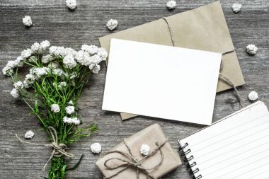 beyaz çiçek buketi ve zarf Hediyelik kutu ve kağıt defter ile boş beyaz tebrik kartı