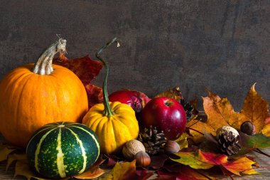 Sonbahar doğa kavramı. Ahşap masa üzerinde akçaağaç yaprakları ile sonbahar sebze ve meyve