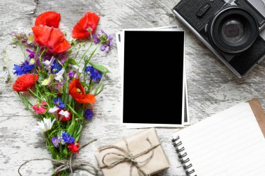 retro Vintage fotoğraf makinesi ile çizgili defter ve hediye kutusu boş fotoğraf çerçevesi ve kır çiçekleri buketi