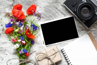retro Vintage fotoğraf makinesi ile çizgili defter ve hediye kutusu boş fotoğraf çerçevesi ve kır çiçekleri buketi
