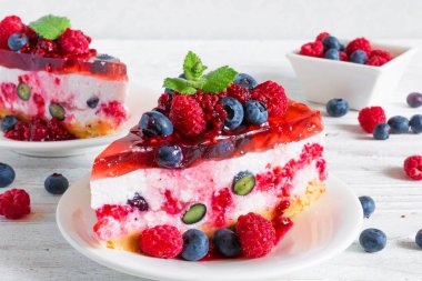 Ev yapımı cheesecake taze ahududu, yaban mersini ve nane ile