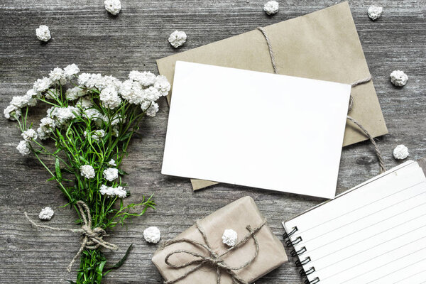 открытки с белыми цветами букет и конверт с подарочной коробкой и записной книжкой
