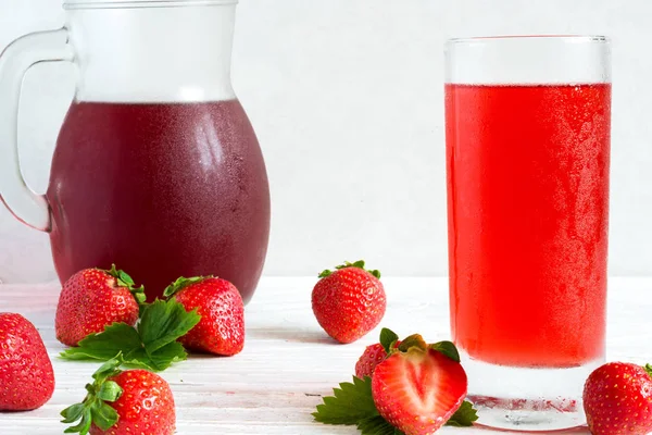 Jugo de fresa fría en un vaso y una jarra —  Fotos de Stock