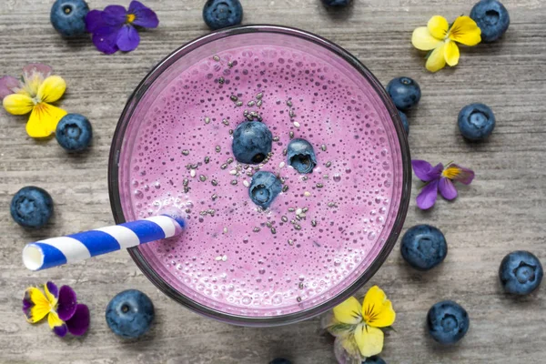 Taze sulu blueberry smoothie chia tohum ile cam ve çiçekler ile taze çilek — Stok fotoğraf