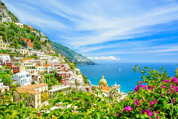 Bela vista sobre Positano na costa de Amalfi com flores borradas em primeiro plano — Fotografia de Stock