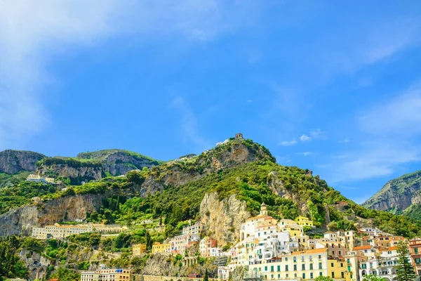 Krásný výhled města Amalfi na Amalfinském pobřeží od moře s horami — Stock fotografie