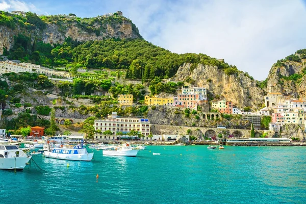 Schöne Aussicht auf Amalfi-Stadt an der Amalfi-Küste vom Meer aus mit Yachten und Booten — Stockfoto