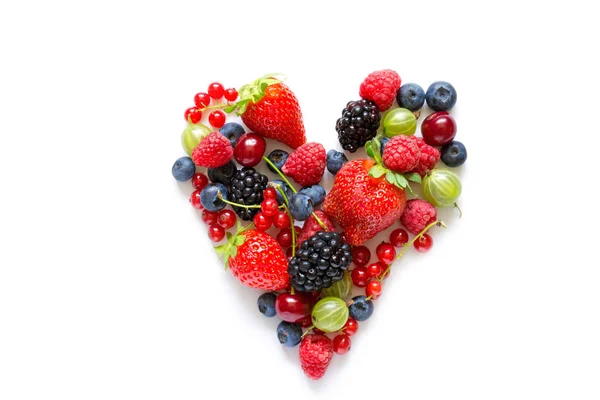 Плоды ягод в форме сердца на белом фоне. Плоский лежал — стоковое фото