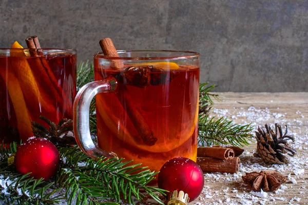 Vánoční horké svařené víno s skořice, anýzu a jedlové větve stromů s dekoracemi — Stock fotografie