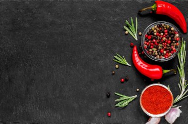 Kırmızı sıcak biber peppeprs ve karabiber biberiye ve sarımsak ile