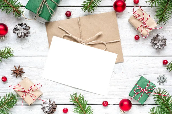 Noel boş tebrik kartı köknar şube, topları, kırmızı meyveler, hediye kutuları ve koniler çerçevesindeki