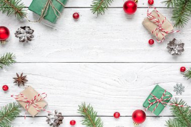 Noel kompozisyon. çam dalları, kırmızı meyveler, Dekorasyon, hediye kutuları ve çam kozalakları çerçeve yapılmış