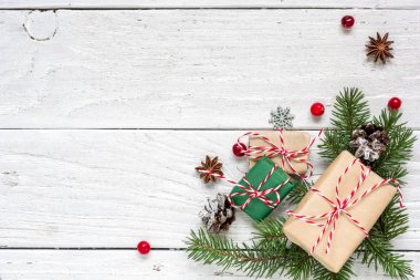 Çam dalları, Dekorasyon, hediye kutuları ve çam kozalakları Noel arka plan