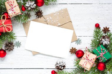Noel tebrik kartı köknar ağacı dalları, süslemeleri ve hediye kutuları