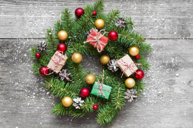 Noel çelenk süsleri ve hediye kutuları rustik ahşap masa üzerinde