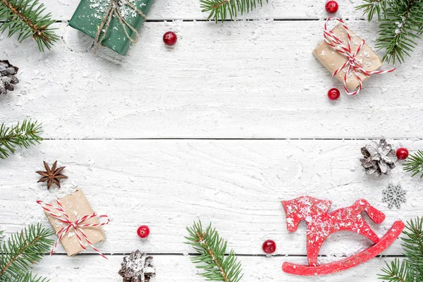 Noel kompozisyon. çam dalları, kırmızı meyveler, retro Noel oyuncak, Hediyelik kutu ve çam kozalakları çerçeve yapılmış