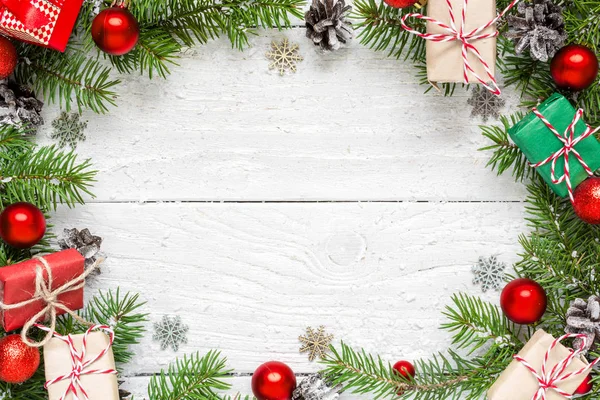 Çam dalları, Festival süsleri, hediye kutuları ve çam kozalakları Noel çerçeve yapılmış