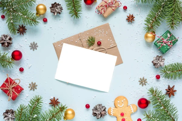 köknar ağacı dalları, süslemeleri ve hediye kutuları Noel boş tebrik kartı çerçevesinde yapılmış