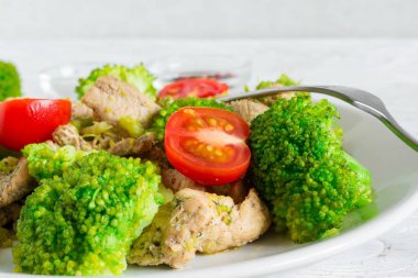 Domates kiraz ve brokoli Tavuk salatası