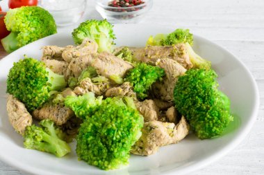 brokoli bir plaka ile tavuk fileto