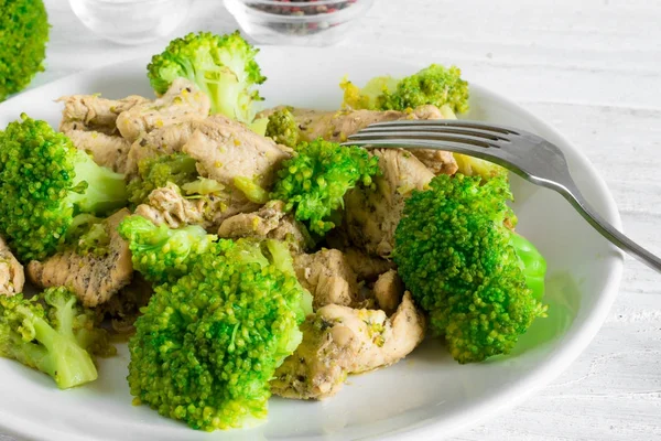 Brokoli çatal ile bir plaka ile tavuk fileto