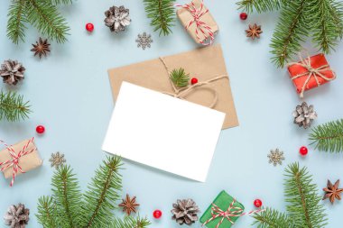 köknar ağacı dalları, süslemeleri ve hediye kutuları Noel boş tebrik kartı çerçevesinde yapılmış