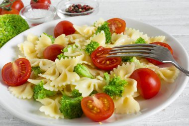 Brokoli ve domates kiraz çatal ile makarna salatası. Vejetaryen sağlıklı gıda