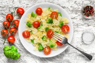Brokoli ve domates kiraz çatal ile makarna salatası. Vejetaryen sağlıklı gıda