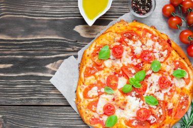 Pizza Margherita domates, fesleğen ve mozzarella peyniri