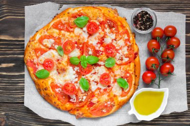 Erimiş mozzarella peyniri, domates, taze fesleğen Margherita İtalyan pizza