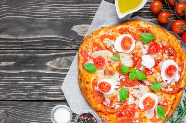 Erimiş mozzarella peyniri, domates, taze fesleğen Margherita İtalyan pizza