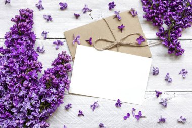 Şık marka mockup senin sanat görüntülemek için. tebrik kartı ve Lila çiçek