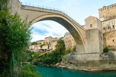 Mostar Köprüsü ile eski şehir nehirde. Bosna Hersek