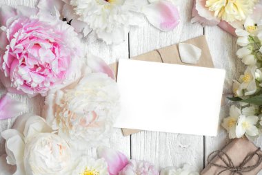 Şakayık, gül ve Yasemin çiçek boş tebrik kartı ve hediye kutusu ile yapılmış yaratıcı düzeni