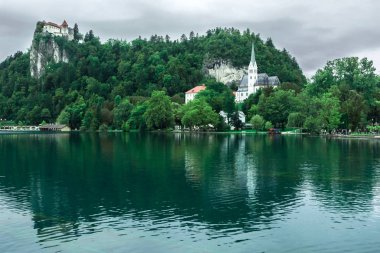 Kilise ve kale dağda, Slovenya ile Bled Gölü