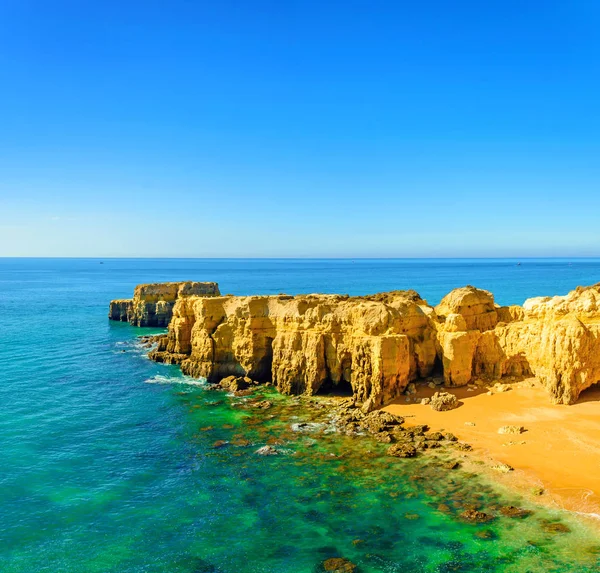 Hermosa vista al mar con playa de arena secreta entre rocas y acantilados cerca de Albufeira en Algarve, Portugal —  Fotos de Stock