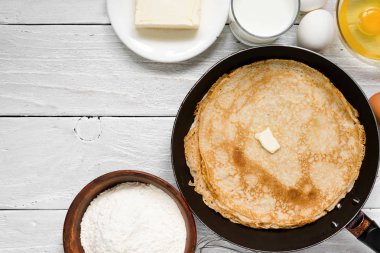 Kızartma tavası malzemelerle üzerine tereyağı ile geleneksel Rus veya Ukraynaca yığın krep